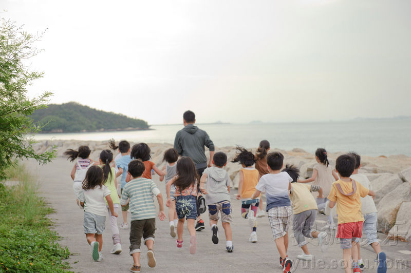 [2012年9月13日香港讯]天王刘德华多年来为“麦当劳叔叔之家”担任“星级监护人”，呼吁大家支持这个为患重病儿童而设的临时家园。《麦当劳爱心童乐日2012》之“儿童爱心马拉松”已踏入第八届，今年获刘德华再次应邀拍摄宣传片，亲赴欣澳与一群天真活泼的小朋友参与宣传广告的外景拍摄。刘德华表示当天虽在酷热的户外进行拍摄，但仍能与各位活泼的小朋友们打成一片，令整个拍摄过程充满笑声，让他完全忘却炎热的天气。