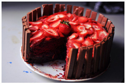 你是一个草莓控吗?怎么证明自己是不是一个草莓控呢?如果你看到慢慢的草莓，你会心动吗?如果这些草莓陪着可口的蛋糕、奶油、草莓的香味扑鼻，你是否爱不释手呢?