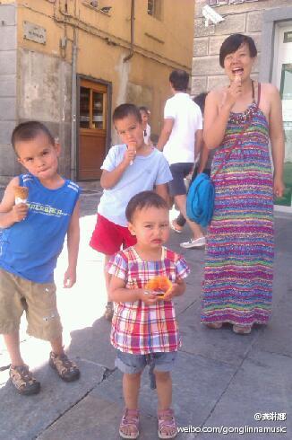 龚琳娜和儿子们在意大利