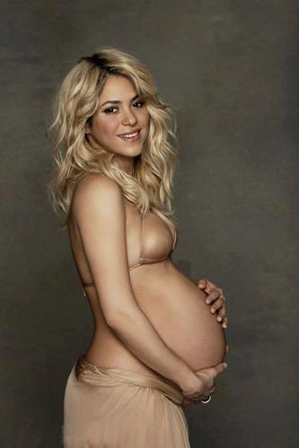 拉丁流行歌手夏奇拉(Shakira)和球星男友皮克拍摄一组半裸大肚写真。这组写真最大目的是慈善，他们与联合国儿童基金会联合发起一个援助世界儿童的活动。