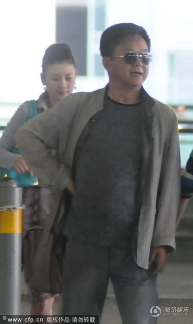 最近，朱军带着妻子及儿子现身上海虹桥机场，一家三口欢乐游上海。看见记者拍照，朱军娇妻低调躲镜头。