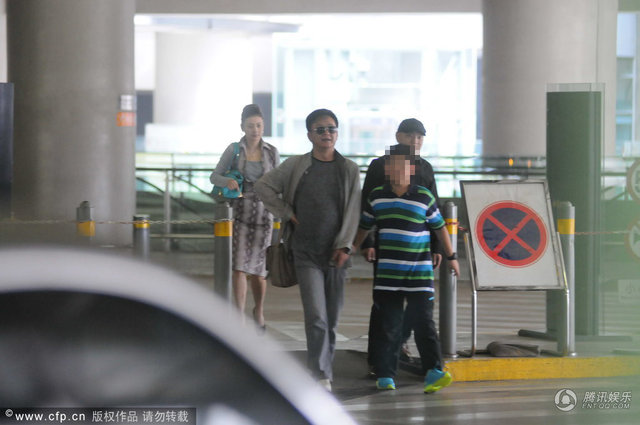 最近，朱军带着妻子及儿子现身上海虹桥机场，一家三口欢乐游上海。看见记者拍照，朱军娇妻低调躲镜头。