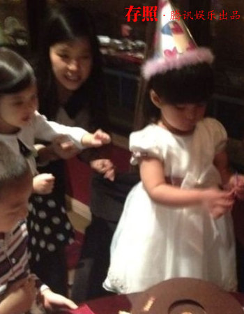 2013年春节时分，李湘带着女儿到泰国度假，并在微博上晒出了女儿王诗龄穿着比基尼洗拖鞋的照片。肥嘟嘟的王诗龄表情丰富，萌呆了。现在我们一起来看李湘女儿的成长记录。