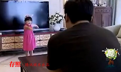 2013年春节时分，李湘带着女儿到泰国度假，并在微博上晒出了女儿王诗龄穿着比基尼洗拖鞋的照片。肥嘟嘟的王诗龄表情丰富，萌呆了。现在我们一起来看李湘女儿的成长记录。