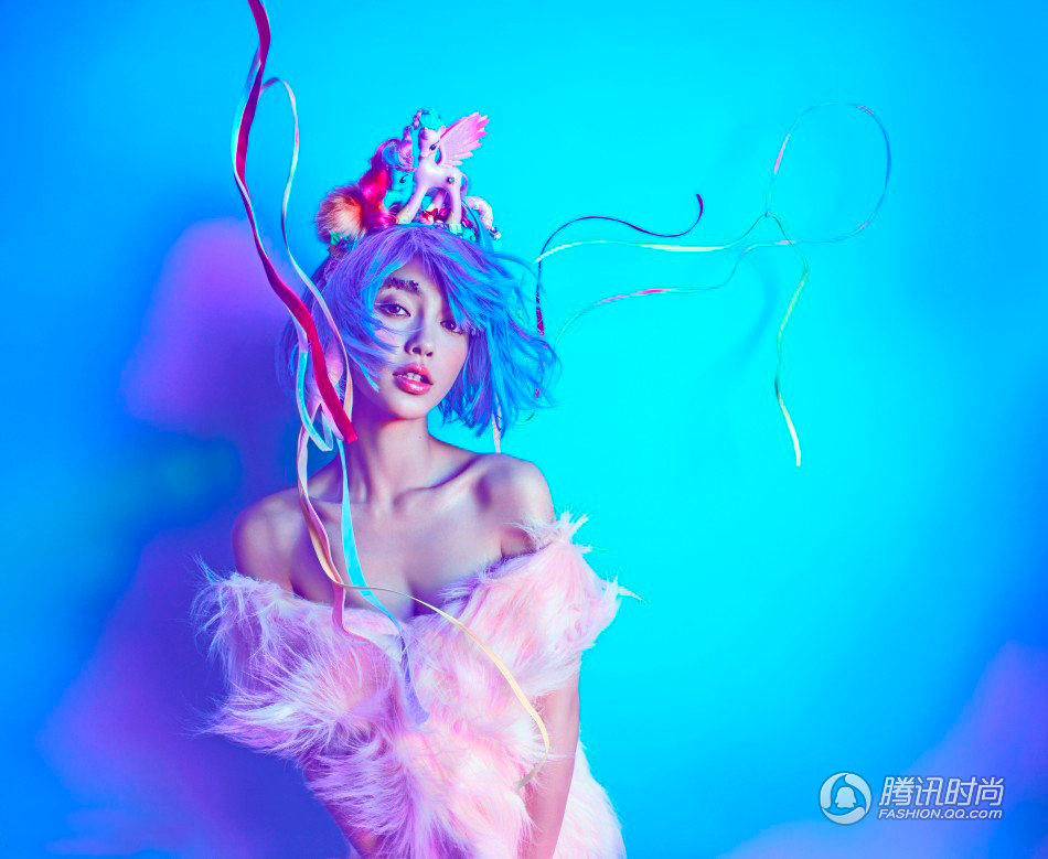 近日，著名摄影师陈漫为Angelababy拍摄了一系列照片，一向崇尚清纯可爱路线的Angelababy在镜头前尺度大开，低胸翘臀，化身蓝色妖姬，妖娆动人。