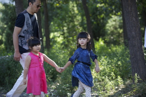 《爸爸去哪儿》五对明星父子、父女在共同相处的72小时里展现出了互帮互助的友谊。奔波了一天的萌宝宝们，到了饭桌上也变成了小老虎，非常认真努力的吃饭。