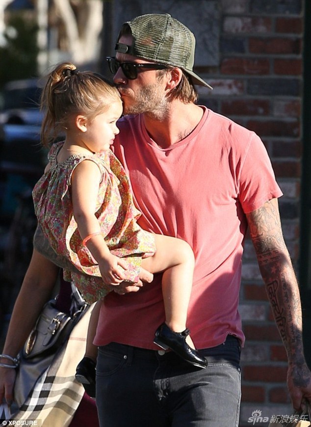 洛杉矶当地时间10月17日，贝克汉姆抱着爱女小七外出购物，走到停车场是，小贝与小七玩亲亲嘴，羡煞旁人。