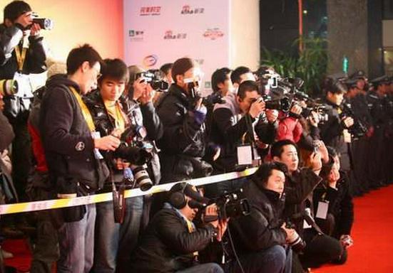 10月20日，电影《变形金刚4》在香港热拍。记者前往拍摄现场，首次拍到李冰冰在《变形金刚4》中的造型。李冰冰身穿黑色西装，红唇诱惑，在闹市中给车，霸气外露。