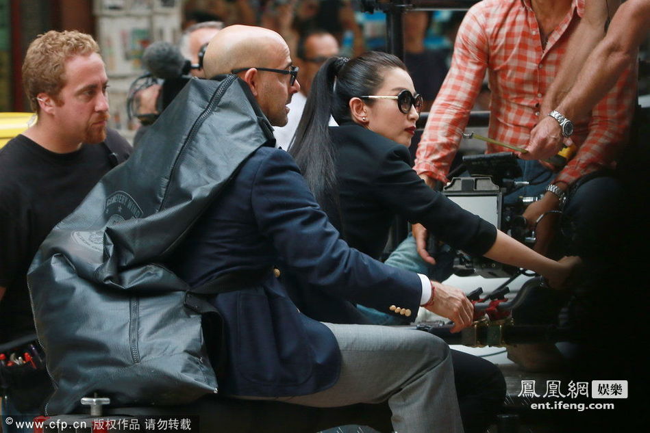 10月20日，电影《变形金刚4》在香港热拍。记者前往拍摄现场，首次拍到李冰冰在《变形金刚4》中的造型。李冰冰身穿黑色西装，红唇诱惑，在闹市中给车，霸气外露。