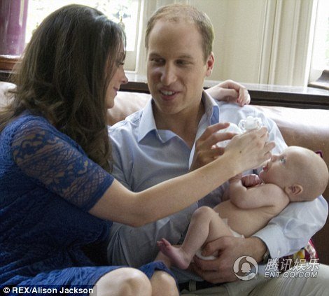 10月23日，威廉王子(Prince William)和凯特王妃(Kate Middleton)的儿子乔治王子(Prince George)，将在圣詹姆斯宫(St James's Palace)的皇家教堂内接受洗礼。近日，有演员模仿凯特一家，不仅有三人一起入浴的镜头，还有威廉为儿子换尿布、喂奶的样子，以及'女王'抱重孙的样子，十分逗趣。