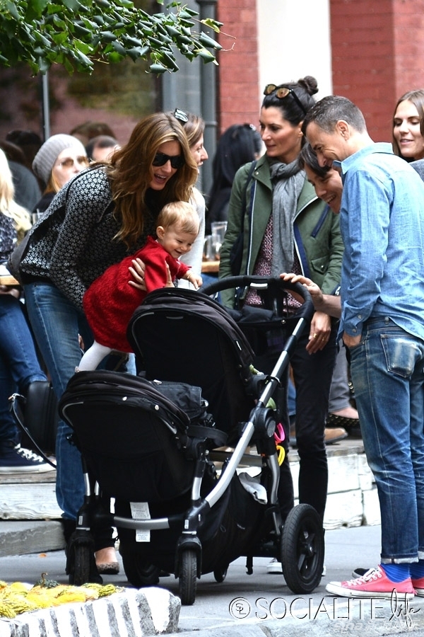 美国纽约当地时间10月19日，超模辣妈吉赛尔-邦辰抱爱女薇薇安现身纽约街头，小美女可爱红裙抢镜。