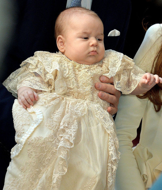 当地时间2013年10月23日，英国伦敦，威廉王子与凯特王妃的儿子、乔治王子的洗礼仪式在圣詹姆斯宫的皇家礼拜堂举行。