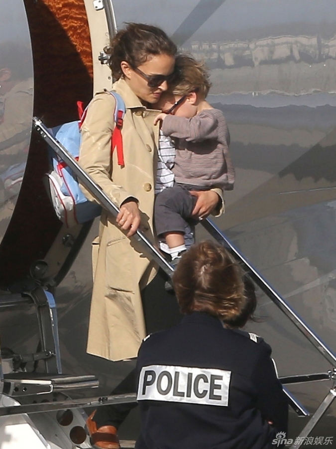 当地时间10月23日，法国巴黎，娜塔莉-波特曼曝爱子下飞机，小家伙害羞躲妈妈怀里，避镜头。