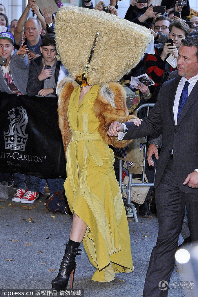 当地时间2013年10月24日，德国柏林，'雷母'Lady Gaga又出逆天造型，手提包式头套蒙面亮相，街边路人纷纷围观这一巨大物体出现。