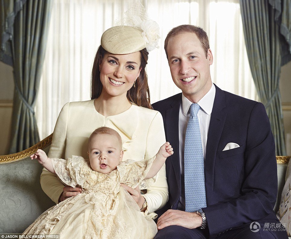 英国皇室曝光一组全家福照片，凯特王妃抱着乔治小王子坐在中间，伊丽莎白二世女王和威廉王子分坐两侧。
