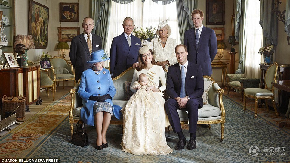 英国皇室曝光一组全家福照片，凯特王妃抱着乔治小王子坐在中间，伊丽莎白二世女王和威廉王子分坐两侧。