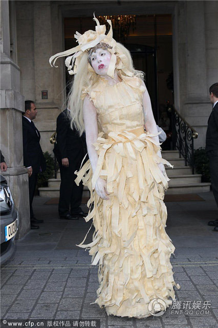 LadyGaga再出雷人造型，满脸面粉，头顶木屑头发，人称'木屑装'，现身伦敦街头。这个造型的LadyGaga，如风一样的女子，引来路人的围观。