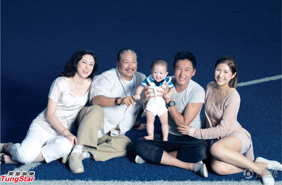 2013年10月31日 香港 12个星级家庭早前拍摄'全家福'用作推出2014年的慈善月历，以爱心让大众关注思觉失调的问题，当中洪天明出动'重量级'三代同堂幸福满泻，而一众星级二代的天生明星相，可谓抢尽父母风头。由著名摄影师Wing Shya操刀为12位星级家庭包括有甄子丹和汪诗诗、陈锦鸿和杜雯惠、郑中基和余思敏、吴君如及陈可辛、吴彦祖和Lisa S.、黄婉君和白恩庭、雷颂德和梁家玉、陈国邦和罗敏庄、钟镇涛(B哥)和范姜、蔡一智和周雪芳、谷祖琳和刘颖恒、洪天明及周家蔚齐齐带同'星二代'拍摄全家福。图为：洪金宝与太太及儿子一家三代同堂合照，洪金宝更积极哄孙儿。