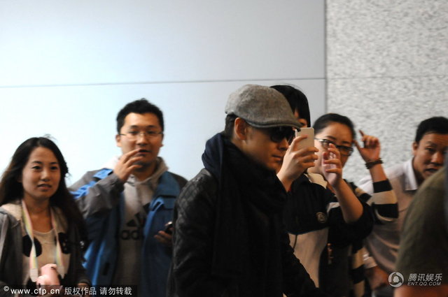 2013年10月31日，林志颖带着儿子Kimi抵达上海机场。林志颖一路被粉丝与媒体跟拍，为了保护睡着的儿子，快速走进安检区。而身边工作人员为了阻挡记者拍摄，和记者发生身体接触，险些发生冲突不愉快。