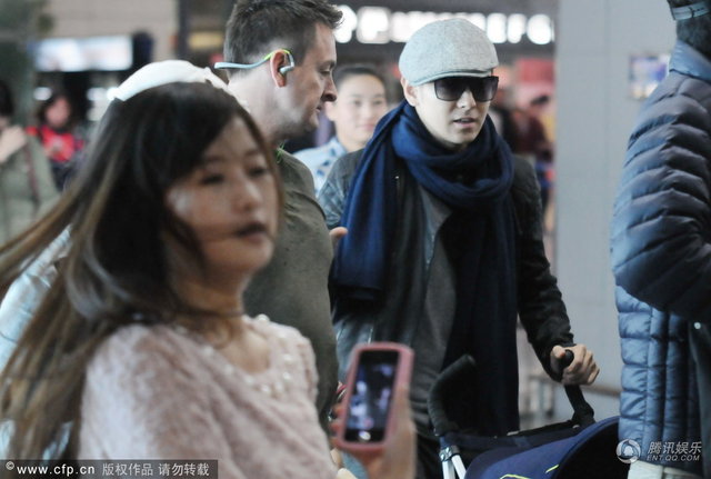 2013年10月31日，林志颖带着儿子Kimi抵达上海机场。林志颖一路被粉丝与媒体跟拍，为了保护睡着的儿子，快速走进安检区。而身边工作人员为了阻挡记者拍摄，和记者发生身体接触，险些发生冲突不愉快。