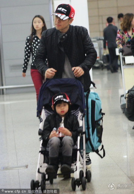 2013年11月05日，林志颖录完节目带着儿子Kimi返回上海浦东机场。林志颖推着KIMI走出机场，KIMI坐在手推车里表情萌态十足，而父子二人的帽子也是一模一样，记者仔细发现帽子背后还有小孩图案，想必是把KIMI造型印在帽子上，可谓父子同心。