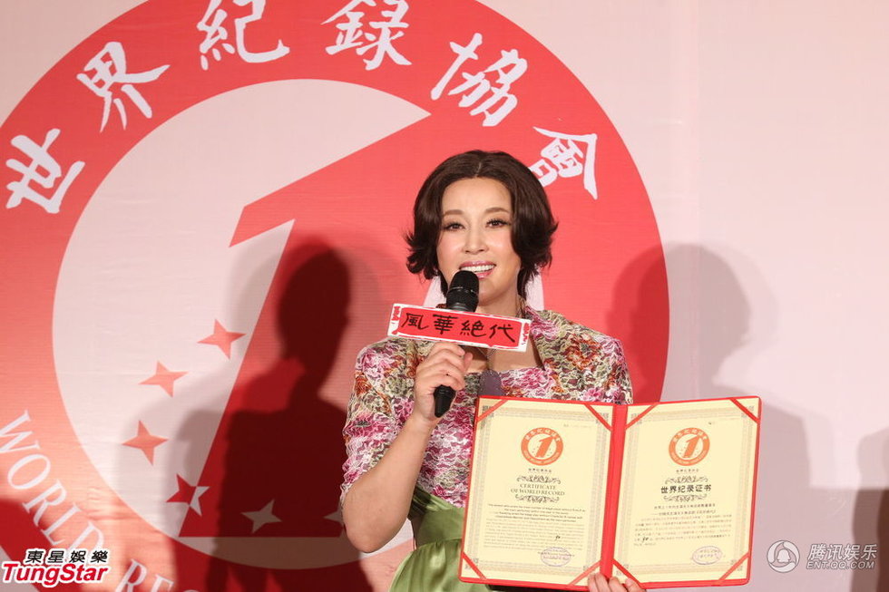 由刘晓庆主演的传奇话剧《风华绝代》自首演后好评如潮，得到了业内外人士的高度关注，如今这部戏已演出120余场，创造了独一无二的领先话剧品牌。作为这部戏的主演，刘晓庆更因此成为大家关注的焦点，并被誉为'传奇女王'。