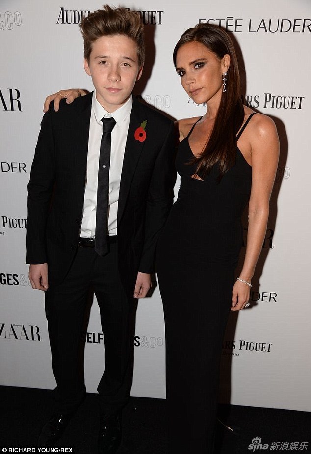 英国伦敦，当地时间11月5日，《Bazaar》2013女性颁奖礼举行。‘贝嫂’维多利亚领奖获儿子布鲁克林助阵支持。贝嫂现场亲吻儿子场面温馨幸福。