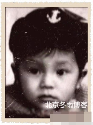 11月11日晚，知名博主北京冬雨曝光了一组演员陈坤的童年照。照片中，陈坤穿着格子衫，与一群小朋友合影，脸上隐隐流露出忧郁的气质。陈坤生于重庆。很小的时候就父母离异，初中时才与母亲一起生活。在其他孩子还在享受生活，在父母的呵护下快乐成长的时候，陈坤就开始打工赚钱补贴家用。