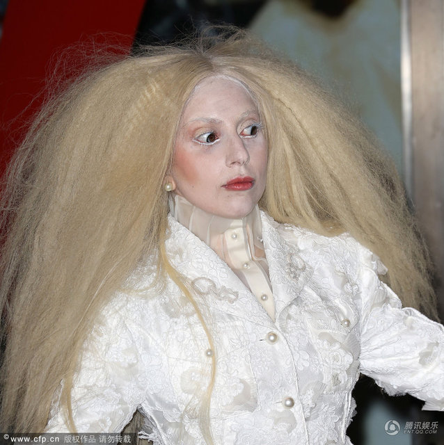 2013年11月12日纽约，Lady Gaga离开住处。gaga白发童姥的造型现身，引得路人纷纷合影留念。