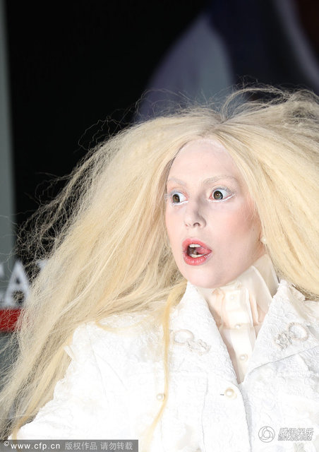 2013年11月12日纽约，Lady Gaga离开住处。gaga白发童姥的造型现身，引得路人纷纷合影留念。