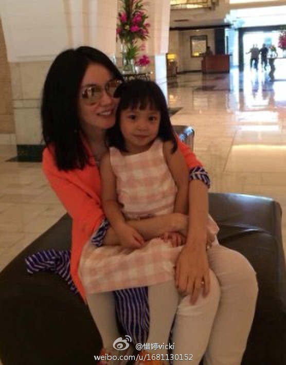 近日，有网友曝出一张赵薇爱女小四月坐在王菲怀中的照片。王菲虽是墨镜遮掩但面露微笑，看得出是心情大好。