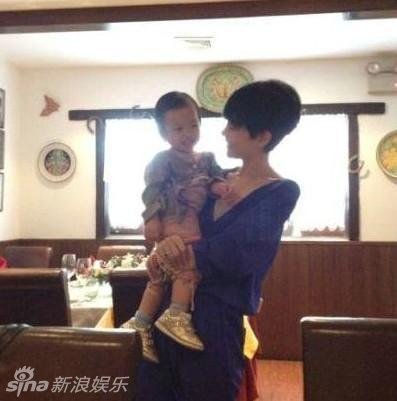 近日，有网友曝出一张赵薇爱女小四月坐在王菲怀中的照片。王菲虽是墨镜遮掩但面露微笑，看得出是心情大好。