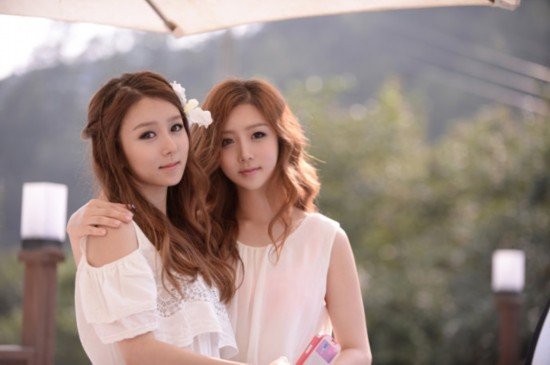 韩国一对双胞胎，因为天生戽斗(指下巴比一般人略长)，常常被他人消化。通过整形节目《Let美人》的帮助下，这对双胞胎整容逆袭，野兽变美女。