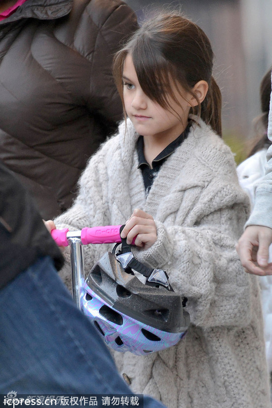 美国纽约当地时间11月19日，小苏瑞骑滑板车放学回家，长款毛衣配爱心Leggings俏皮可爱。