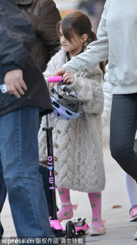 美国纽约当地时间11月19日，小苏瑞骑滑板车放学回家，长款毛衣配爱心Leggings俏皮可爱。