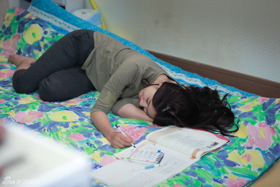 SBS剧《继承者们》正在紧锣密鼓地拍摄中，11月26日，剧组公开了数张李敏镐、朴信惠等人《继承者们》片场打盹照，看看大家的睡相如何。