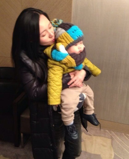11月26日，潘长江女儿潘阳在微博晒出一组和儿子的照片，小宝贝活泼好动，在妈妈怀里一刻都不消停，导致照片拍出来好多都是虚的，而潘阳却乐在其中，幸福满满，称这是自己和儿子的'欢乐时光'。