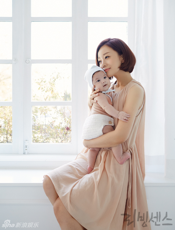 热播韩剧《继承者们》中的演员尹孙河日前为某婴儿品牌拍摄一组温馨写真，尹孙河手抱婴儿，变身慈祥母亲，画面很温馨。
