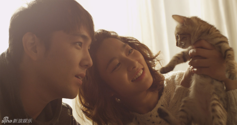 由SJ强仁与朴世英主演的《猫的葬礼》公开预告照，两人如漫画中的情侣，抱着小猫的温柔眼神令周围仿佛安静下来。
