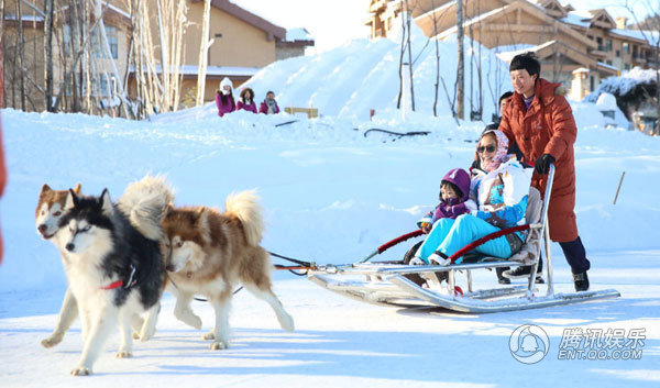 赵薇晒出了自己与女儿小四月及朋友们在长白山滑雪、吃涮羊肉的照片，并激动说道：'我又爱上长白山了!'其中一张照片是赵薇与女儿的亲子照，照片中的小四月大大的眼睛像极了赵薇，加上卡在鼻尖上的大大墨镜，更显俏皮可爱。