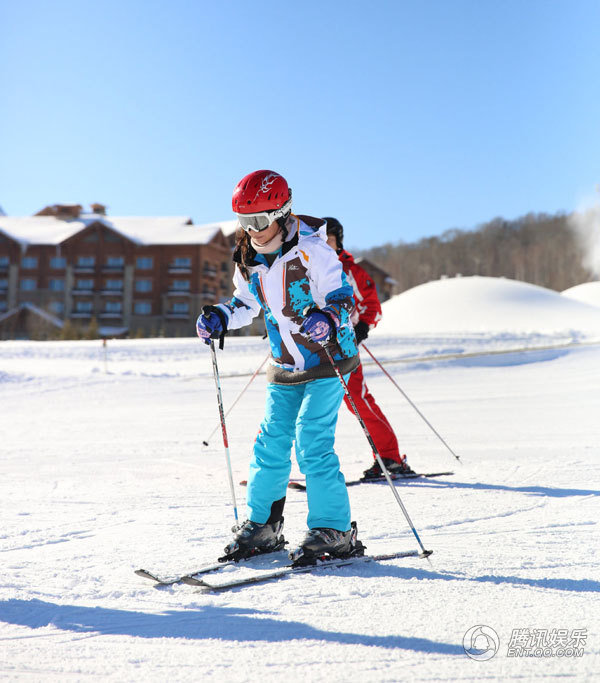 赵薇晒出了自己与女儿小四月及朋友们在长白山滑雪、吃涮羊肉的照片，并激动说道：'我又爱上长白山了!'其中一张照片是赵薇与女儿的亲子照，照片中的小四月大大的眼睛像极了赵薇，加上卡在鼻尖上的大大墨镜，更显俏皮可爱。