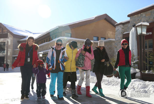 赵薇晒出了自己与女儿小四月及朋友们在长白山滑雪、吃涮羊肉的照片，并激动说道：'我又爱上长白山了!'其中一张照片是赵薇与女儿的亲子照，照片中的小四月大大的眼睛像极了赵薇，加上卡在鼻尖上的大大墨镜，更显俏皮可爱。