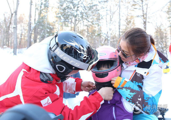 赵薇晒出了自己与女儿小四月及朋友们在长白山滑雪、吃涮羊肉的照片，并激动说道：'我又爱上长白山了!'其中一张照片是赵薇与女儿的亲子照，照片中的小四月大大的眼睛像极了赵薇，加上卡在鼻尖上的大大墨镜，更显俏皮可爱。