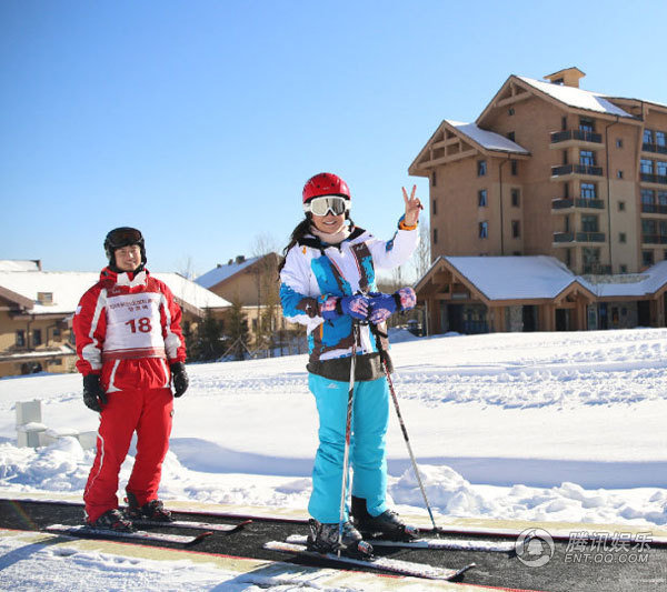 赵薇晒出了自己与女儿小四月及朋友们在长白山滑雪、吃涮羊肉的照片，并激动说道：'我又爱上长白山了!'其中一张照片是赵薇与女儿的亲子照，照片中的小四月大大的眼睛像极了赵薇，加上卡在鼻尖上的大大墨镜，更显俏皮可爱。