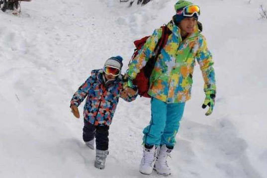 近日，第一季最后一期的《爸爸去哪》在寒冷的牡丹江开始录制了，爸爸和孩子们又开始了一段奇妙的雪乡之旅。林志颖和kimi的服装搭配就像蓝天雪地，王岳伦导演穿的衣服在雪天里很醒目。kimi、王诗龄、Cindy等孩子们更是在雪地里玩雪、坐雪橇，玩的不亦乐乎。