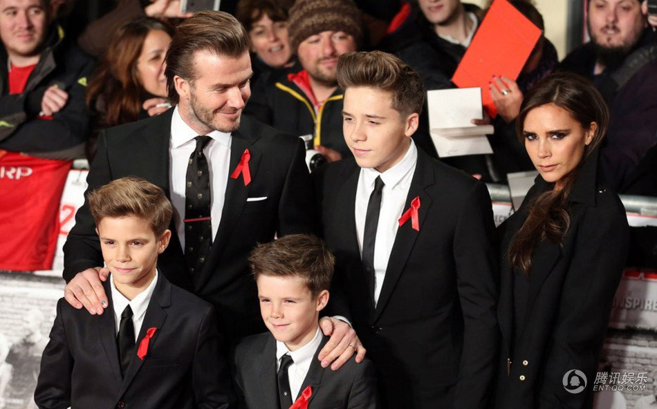 据外媒报道，贝克汉姆一家亮相曼联纪录片《92班》在伦敦举行的首映式，三儿子帅气，小贝慈爱献吻。