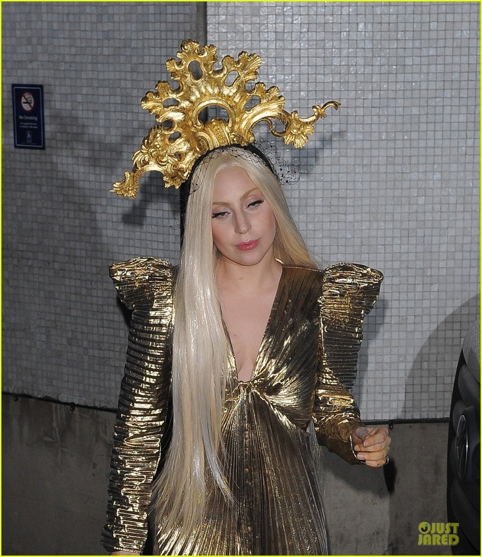 英国当地时间12月4日，Lady Gaga头顶巨大皇冠、身穿深V盔甲现身某电台去录制节目，大秀豪乳，非常有气场。