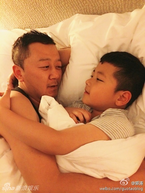 《爸爸去哪儿》中郭涛的教育方式是最严厉的，8日他在微博晒出与儿子石头相互搂着睡觉的场景，如此温情时刻，妈妈在哪儿?郭涛笑称：'妈妈在地上睡的还好吧。'