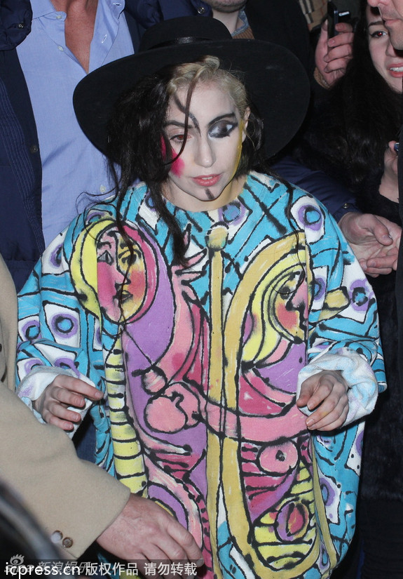 日前，Lady Gaga身穿毕加索名画《镜子前的女孩》先生，脸部化成夸张的变形妆容，看上去非常惊悚。