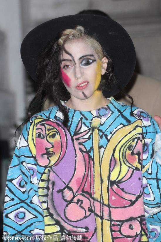 日前，Lady Gaga身穿毕加索名画《镜子前的女孩》先生，脸部化成夸张的变形妆容，看上去非常惊悚。